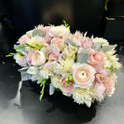 Arrangement floral élégant composé de roses blush, dahlias et orchidées, rehaussé de feuillage argenté — une création signée McKenna Florist à Montréal.