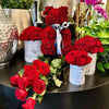 Arrangement luxueux composé d’un ours en roses rouges fait à la main, accompagné de bouquets assortis — un cadeau romantique signé McKenna Florist à Montréal.