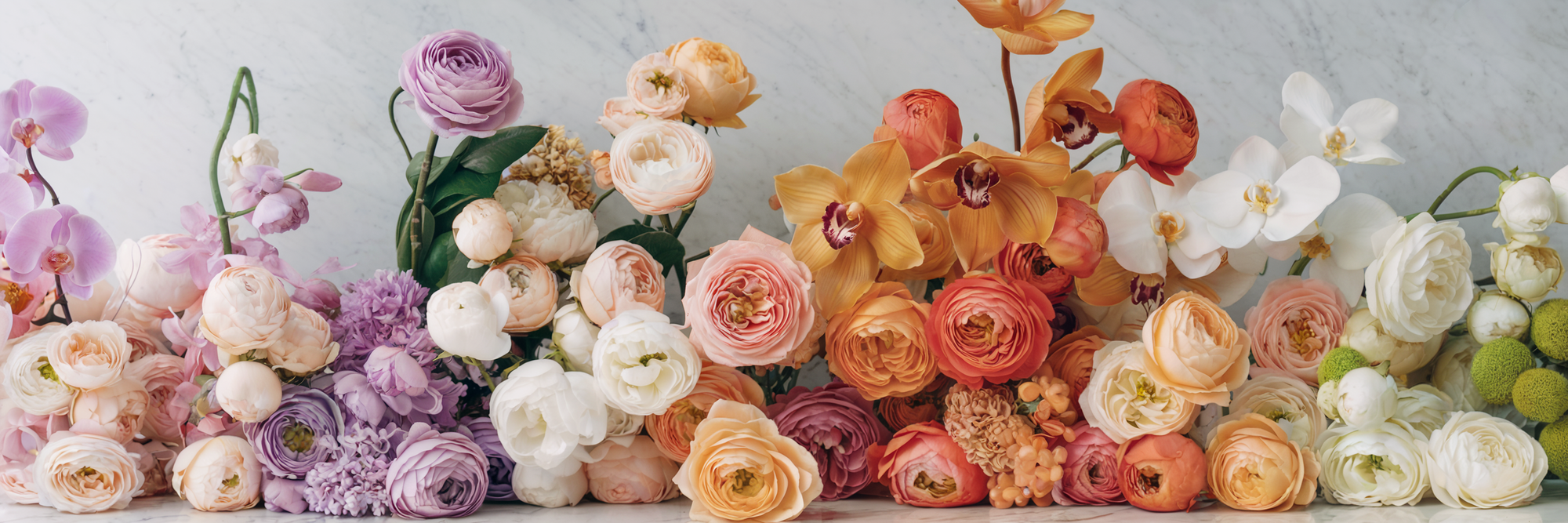 Arrangement de gerberas blancs avec verdure et gypsophile — conçu avec élégance par McKenna Florist à Montréal.